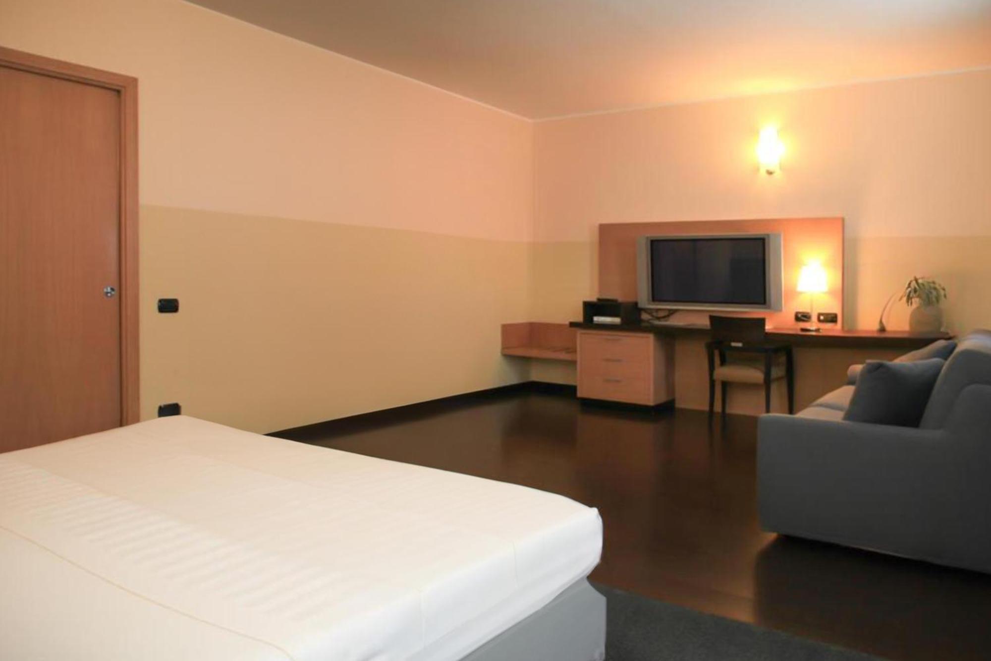 B&B Hotel Milano Cologno Studios Cologno Monzese Bagian luar foto